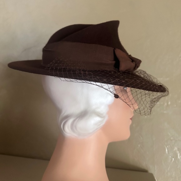 DELIGHTFUL VINTAGE BROWN FELT FEDORA WITH FOLDED CROWN AND HALF DOTTED VEIL main image 7